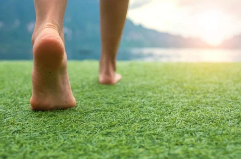 Caminar descalzo es salud